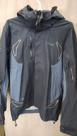 Perfektní pánská outdoorová bunda s malou vadou Bergans