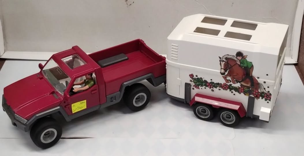 Terénní vůz (pick-up) s bílým přívěsem pro koně Schleich