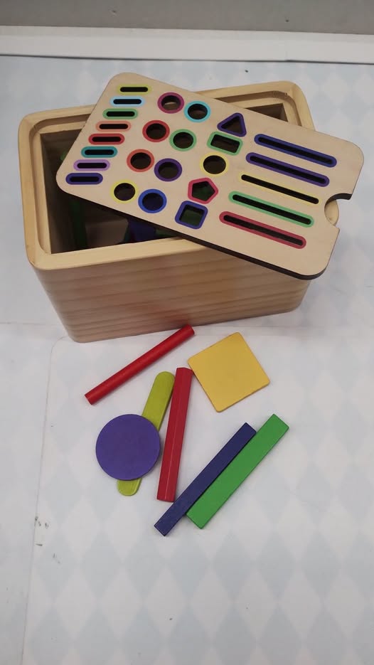 Dřevěný multifunkční třídič tvarů a barev ve stylu Montessori